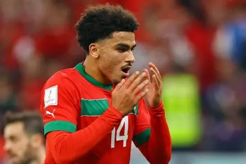 مغربي جديد في الدوري الإيطالي.. زكريا أبوخلال يقترب من تورينو